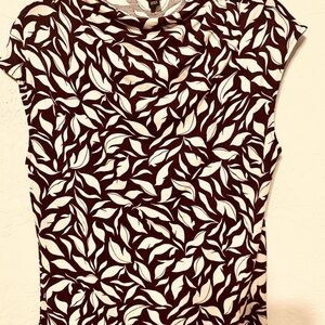 Ann Taylor Maroon and White Leaf Print Short Sleeve Top Large NWOT